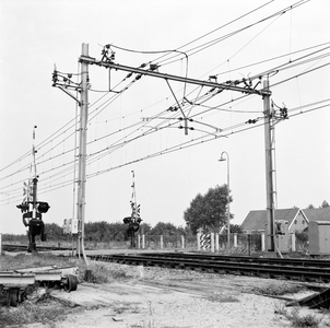 166499 Afbeelding van een bovenleidingsportaal met schakelaars aan de spoorlijn te Houten (?).